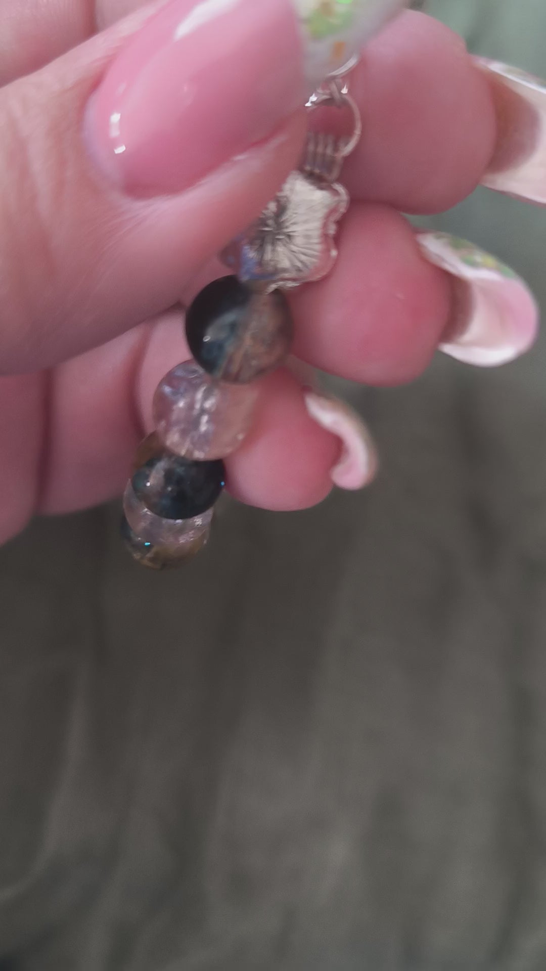 Bracelet rigide en perles en verre et fleur en acier inoxydable argenté