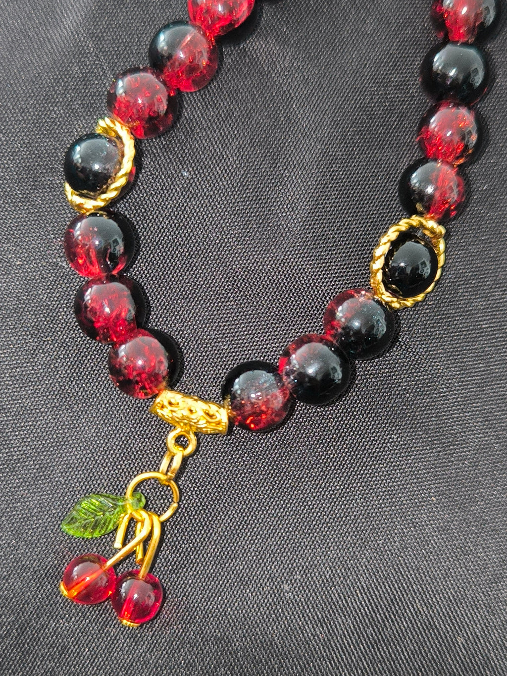 Bracelet artisanal perles de verre noir & rouge – Pampille cerises & acier doré | Les Créas de Steffy