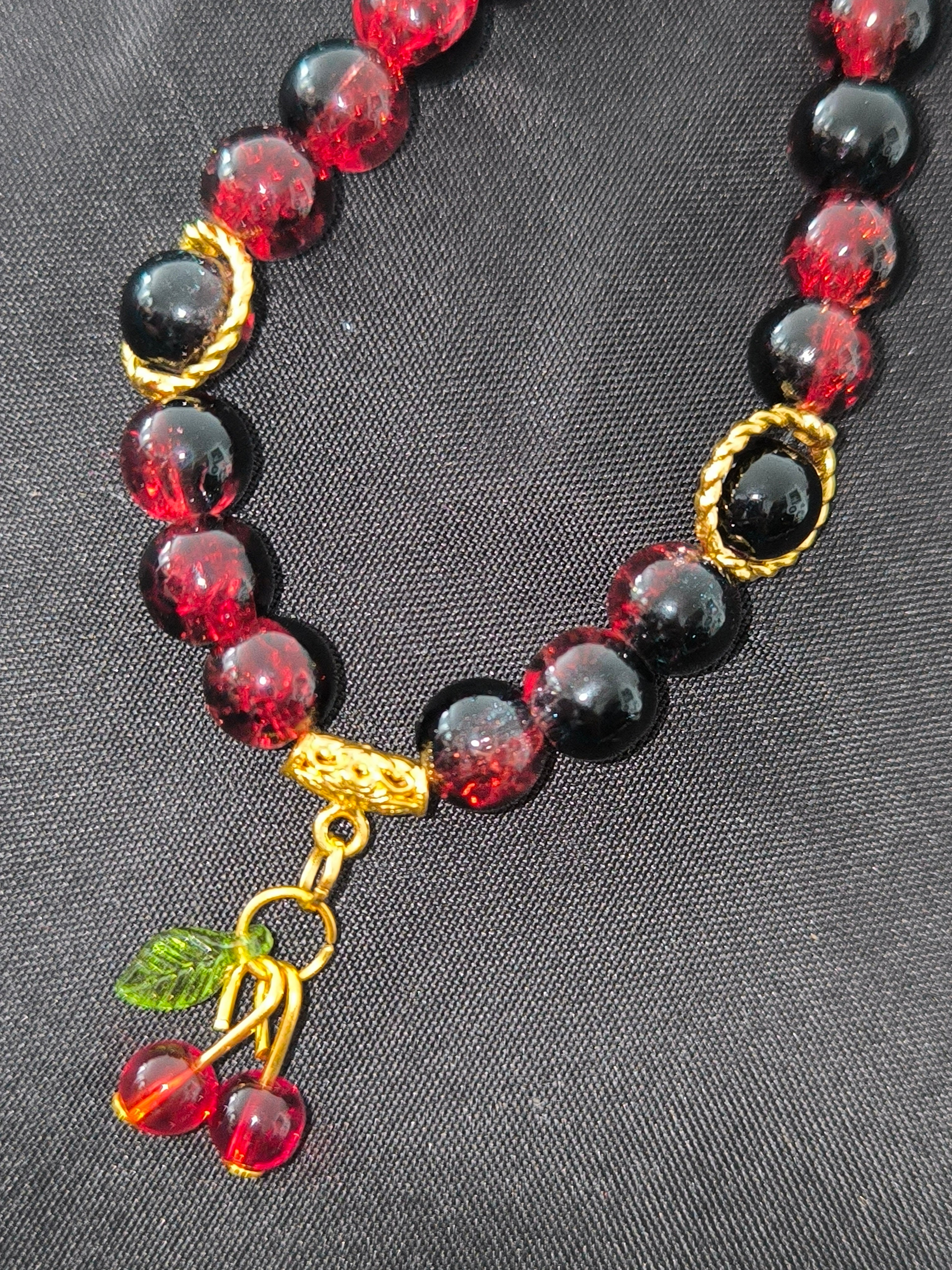 Bracelet artisanal perles de verre noir & rouge – Pampille cerises & acier doré | Les Créas de Steffy