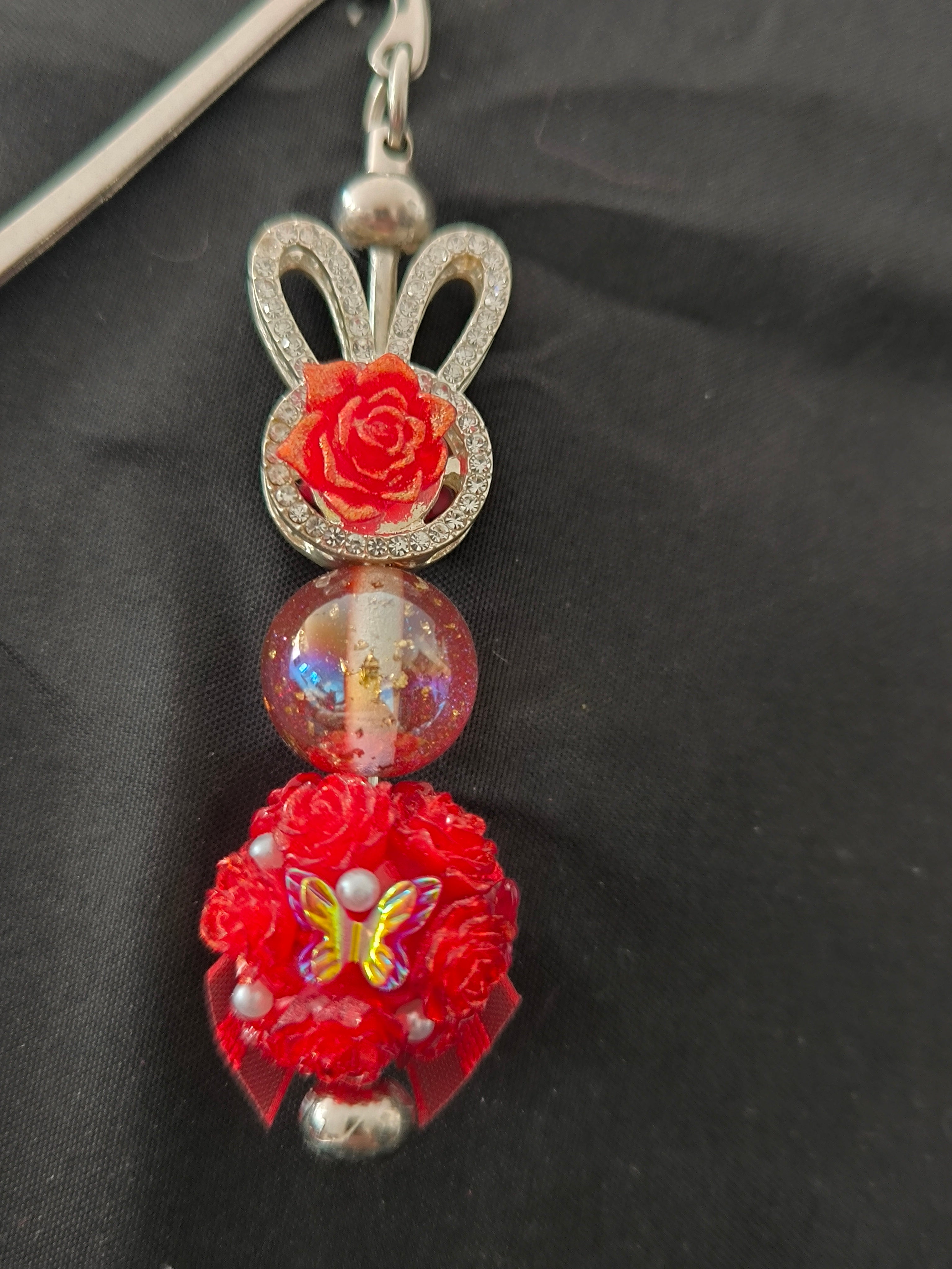 Marque-page en perles fait main – Lapin & Fleur en acier