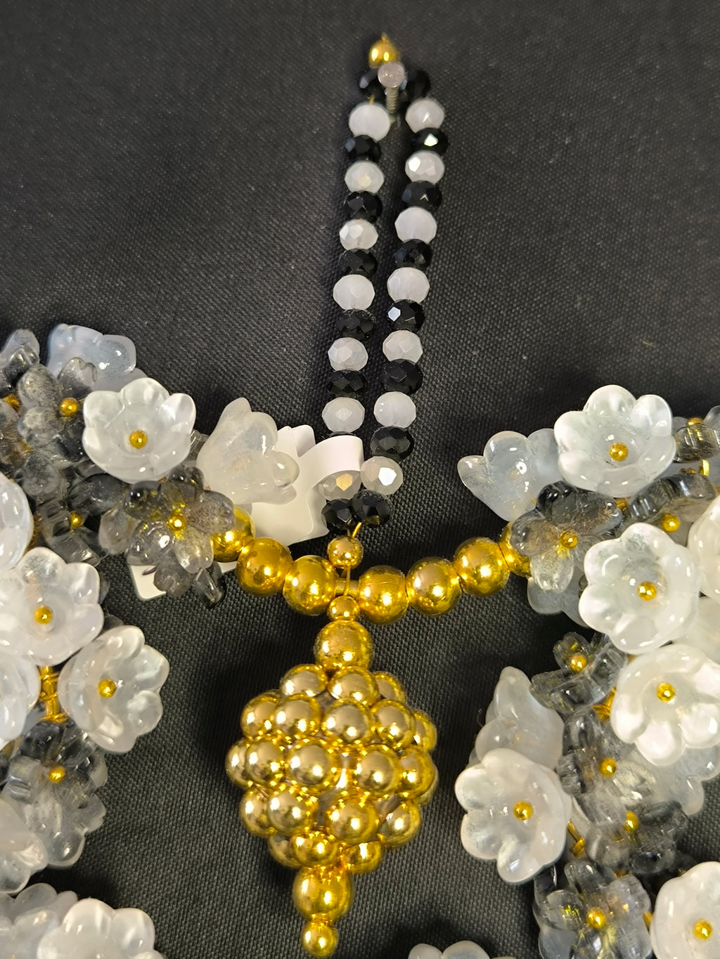 Décoration de Voiture Artisanale en Perles de Verre Fleur – Pièce Unique Fait Main