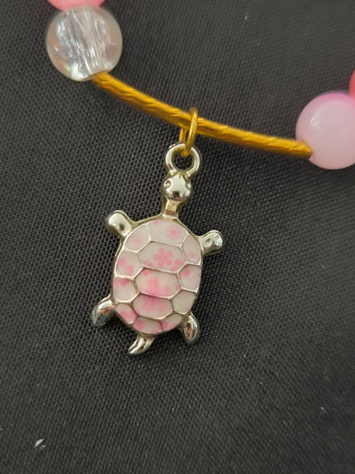 Bracelet artisanal perles de verre rose & pendentif tortue – Acier doré | Les Créas de Steffy