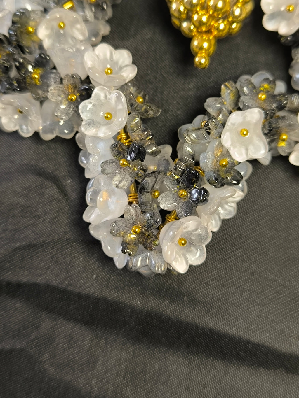 Décoration de Voiture Artisanale en Perles de Verre Fleur – Pièce Unique Fait Main