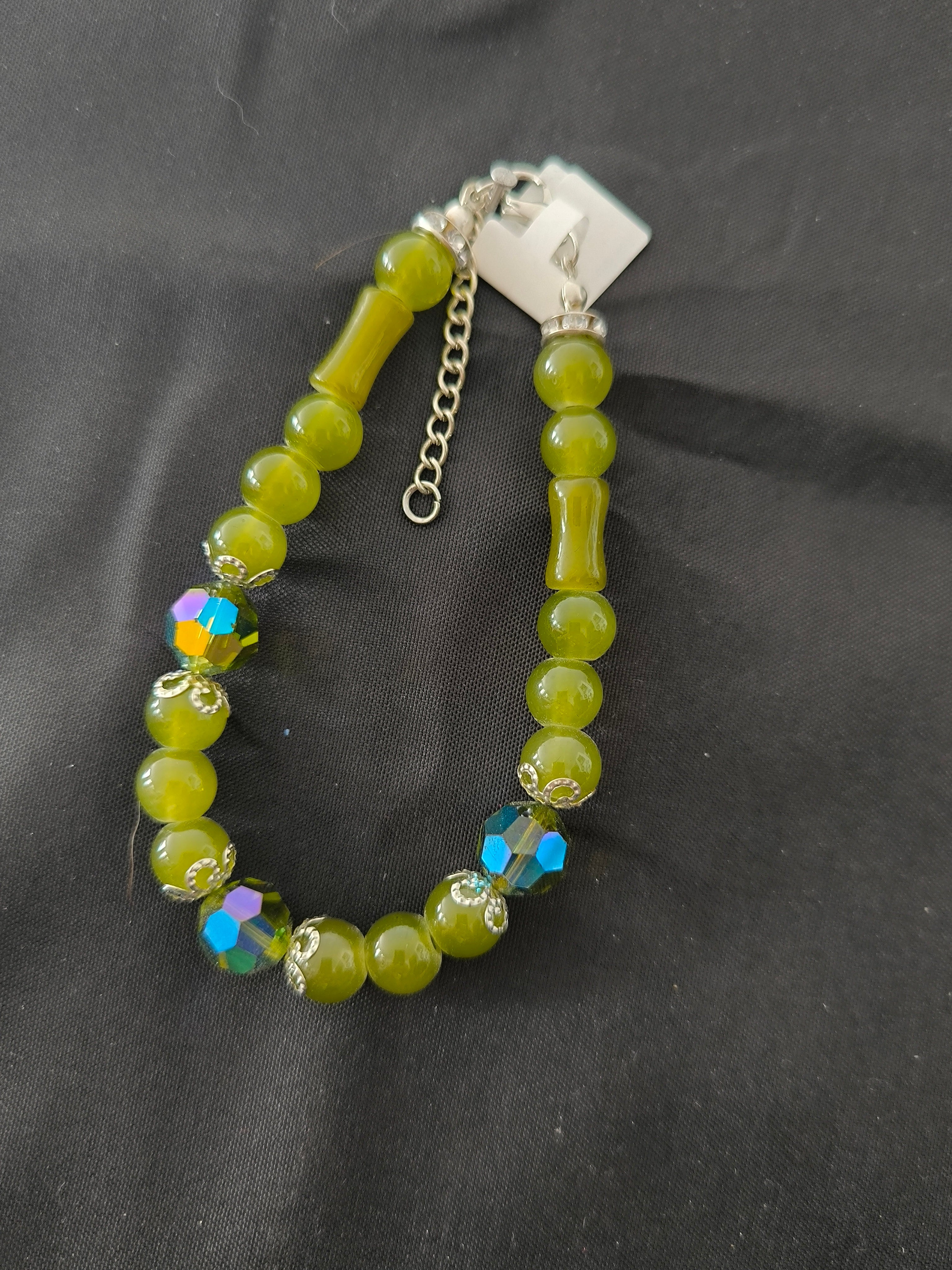 Bracelet en perles de verre vert kaki fait main – Acier & strass