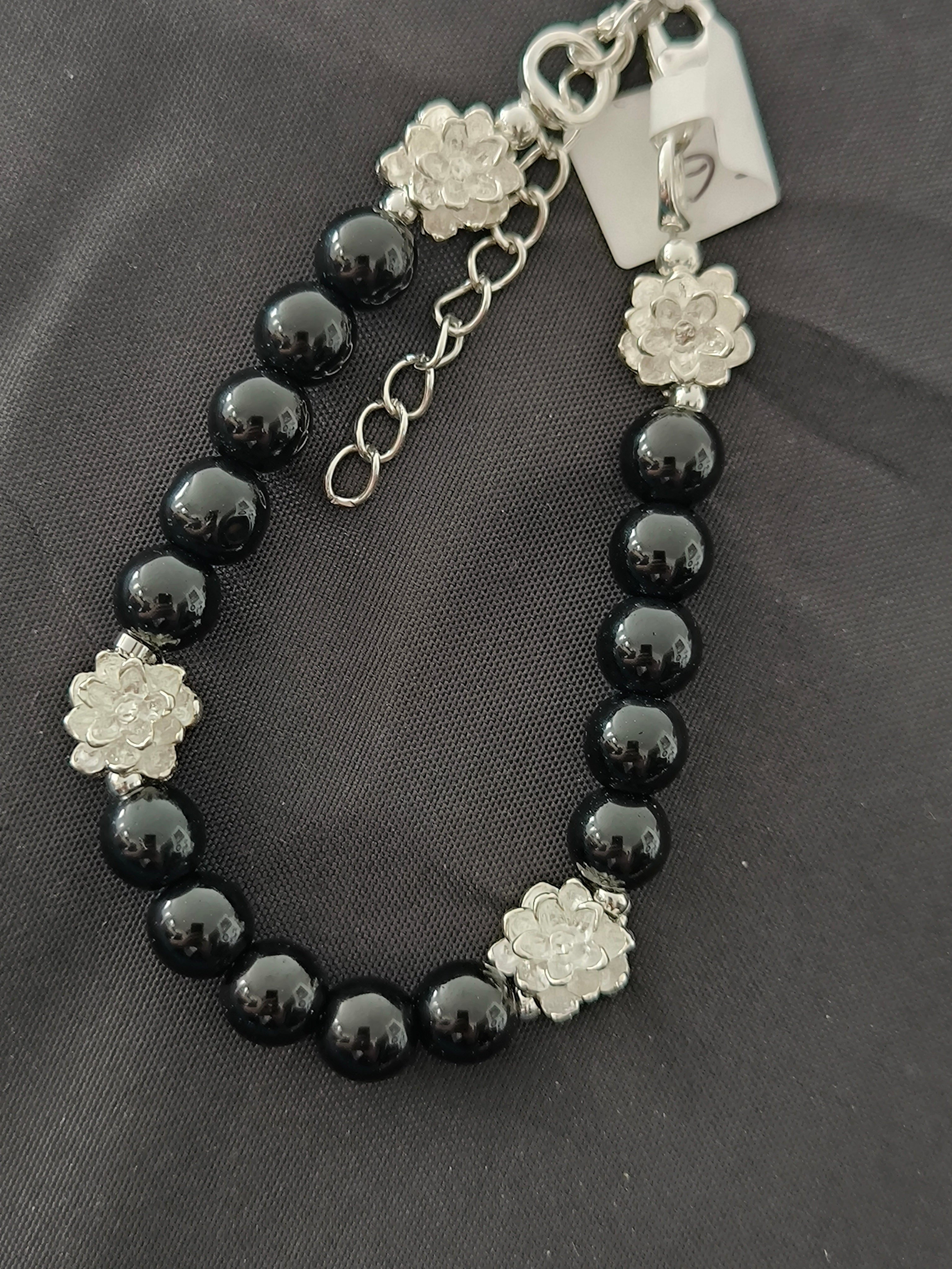 Bracelet artisanal perles de verre noir & fleur acier argenté – Réglable | Les Créas de Steffy