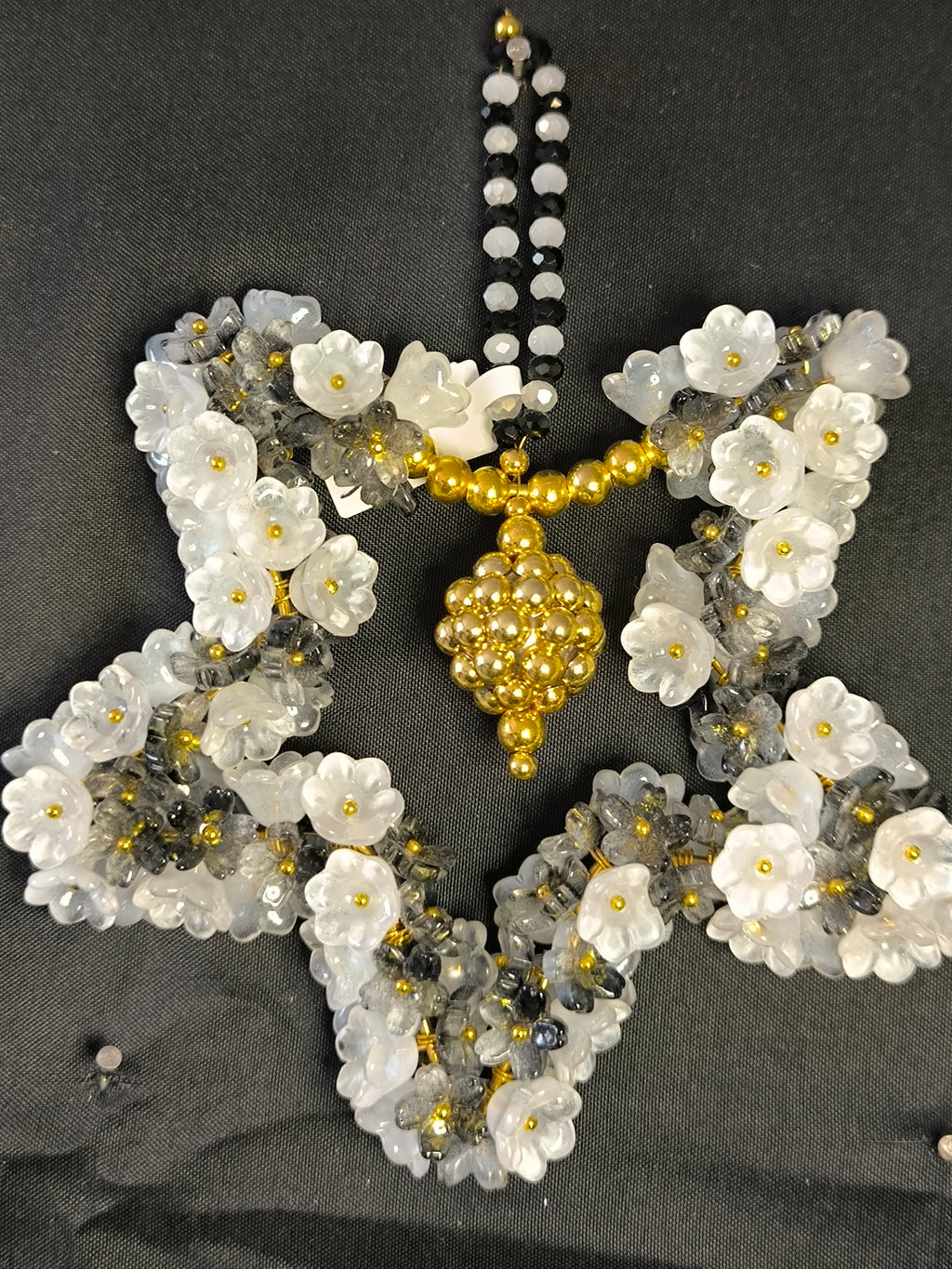 Décoration de Voiture Artisanale en Perles de Verre Fleur – Pièce Unique Fait Main