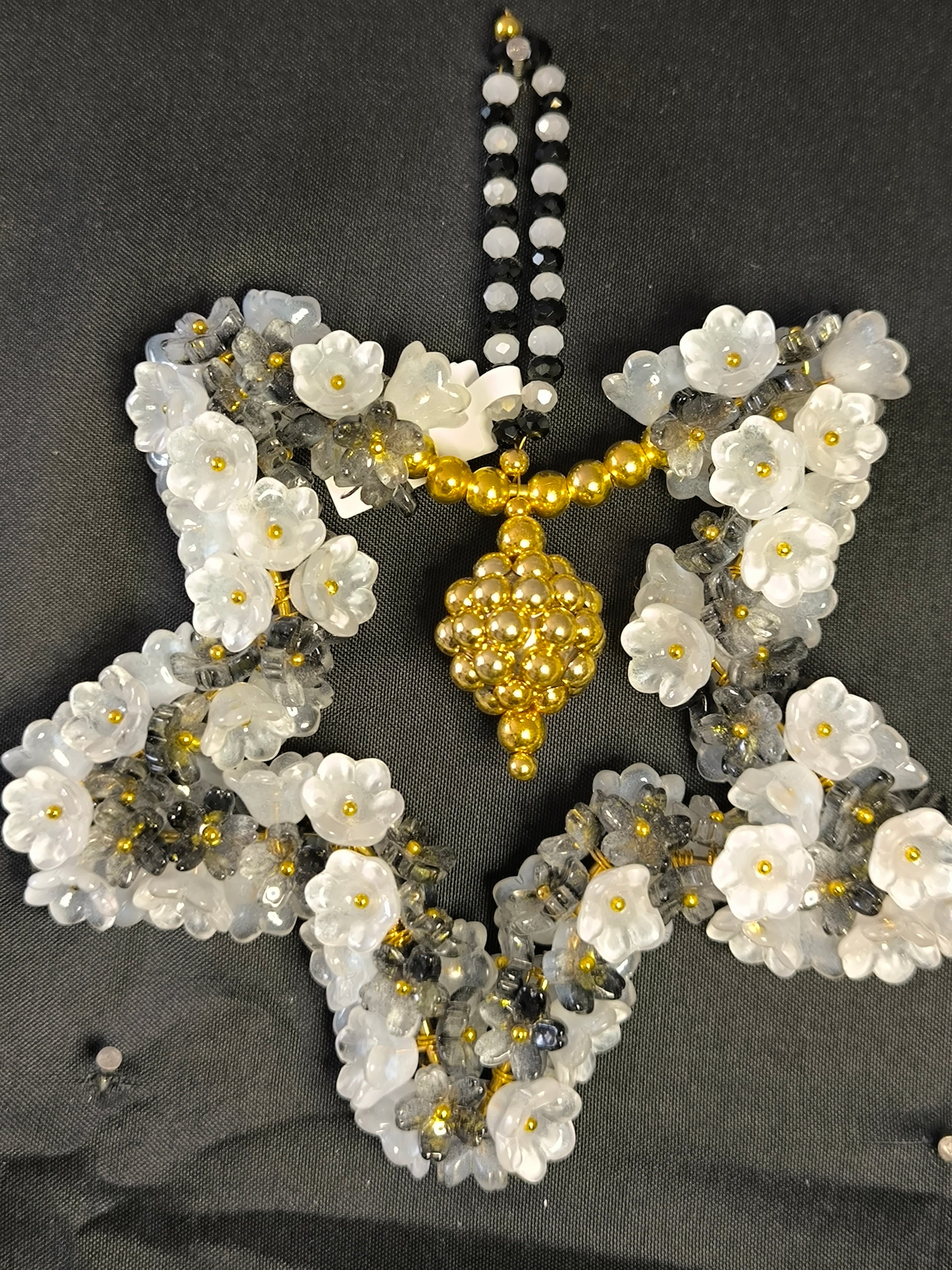 Décoration de Voiture Artisanale en Perles de Verre Fleur – Pièce Unique Fait Main