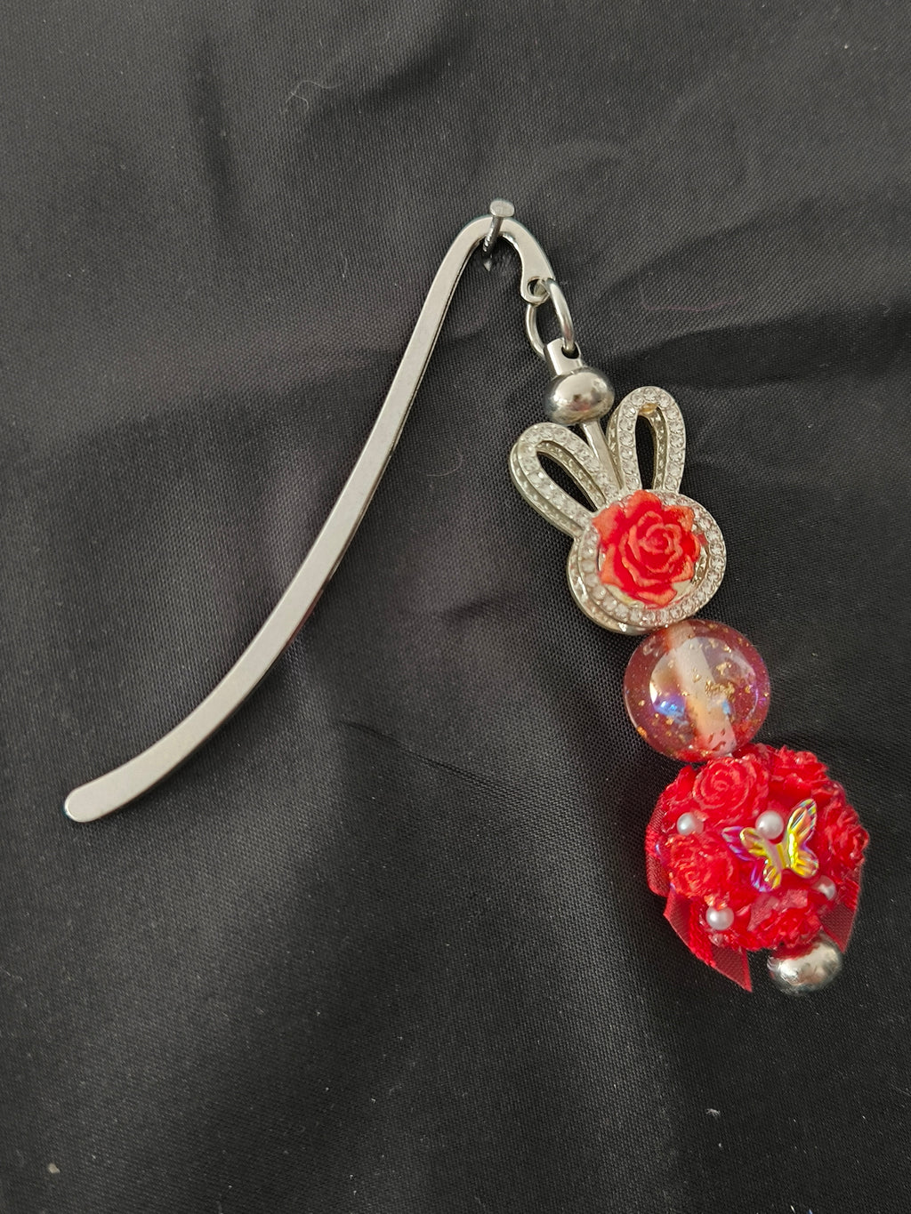 Marque-page en perles fait main – Lapin & Fleur en acier
