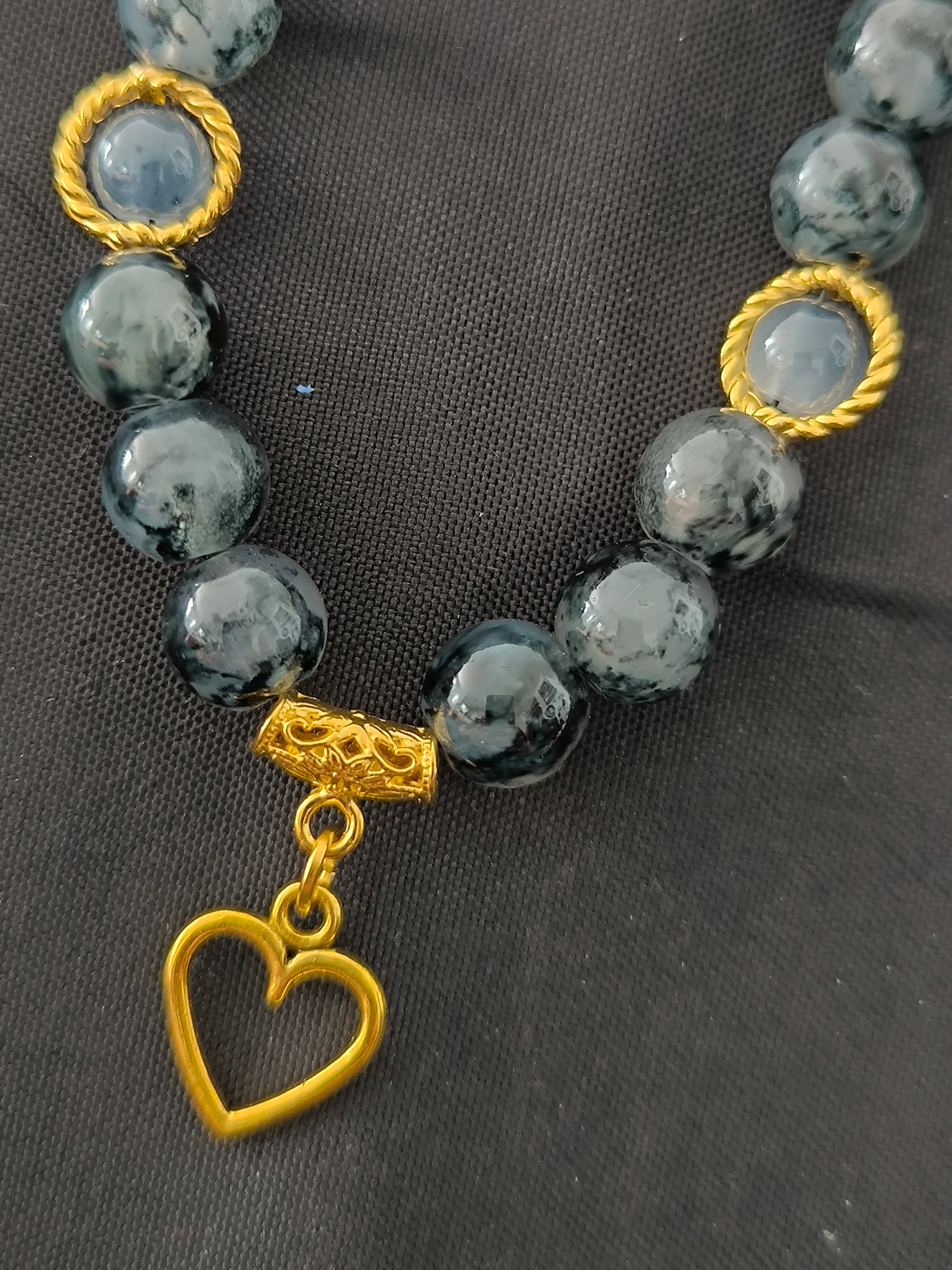 Bracelet Perles de Verre Gris Noir & Cœur Doré – Fait Main France