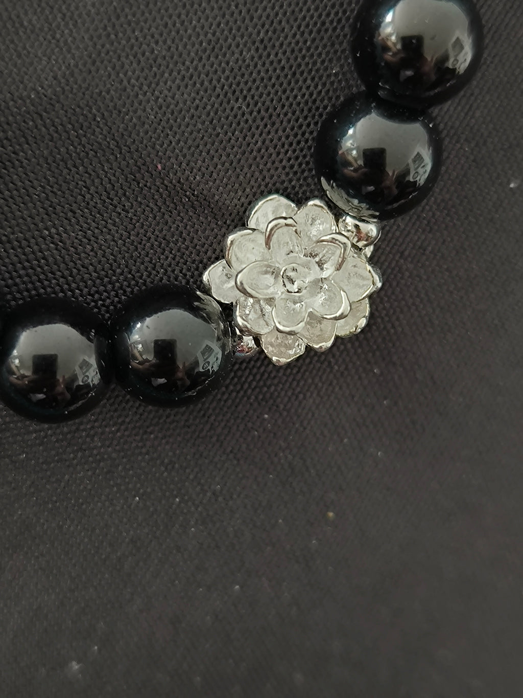 Bracelet artisanal perles de verre noir & fleur acier argenté – Réglable | Les Créas de Steffy