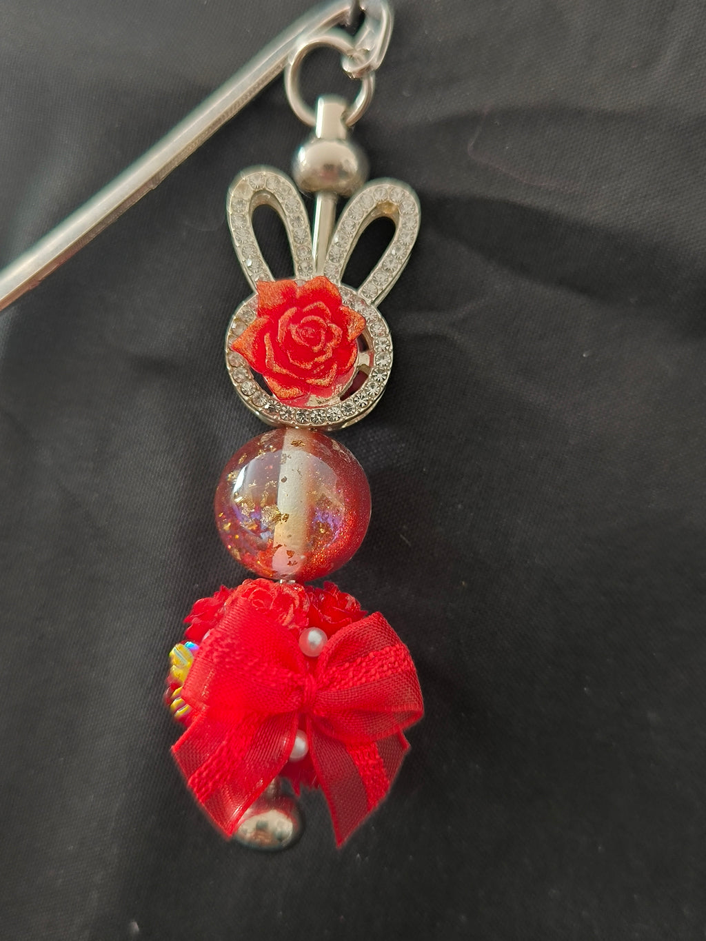 Marque-page en perles fait main – Lapin & Fleur en acier