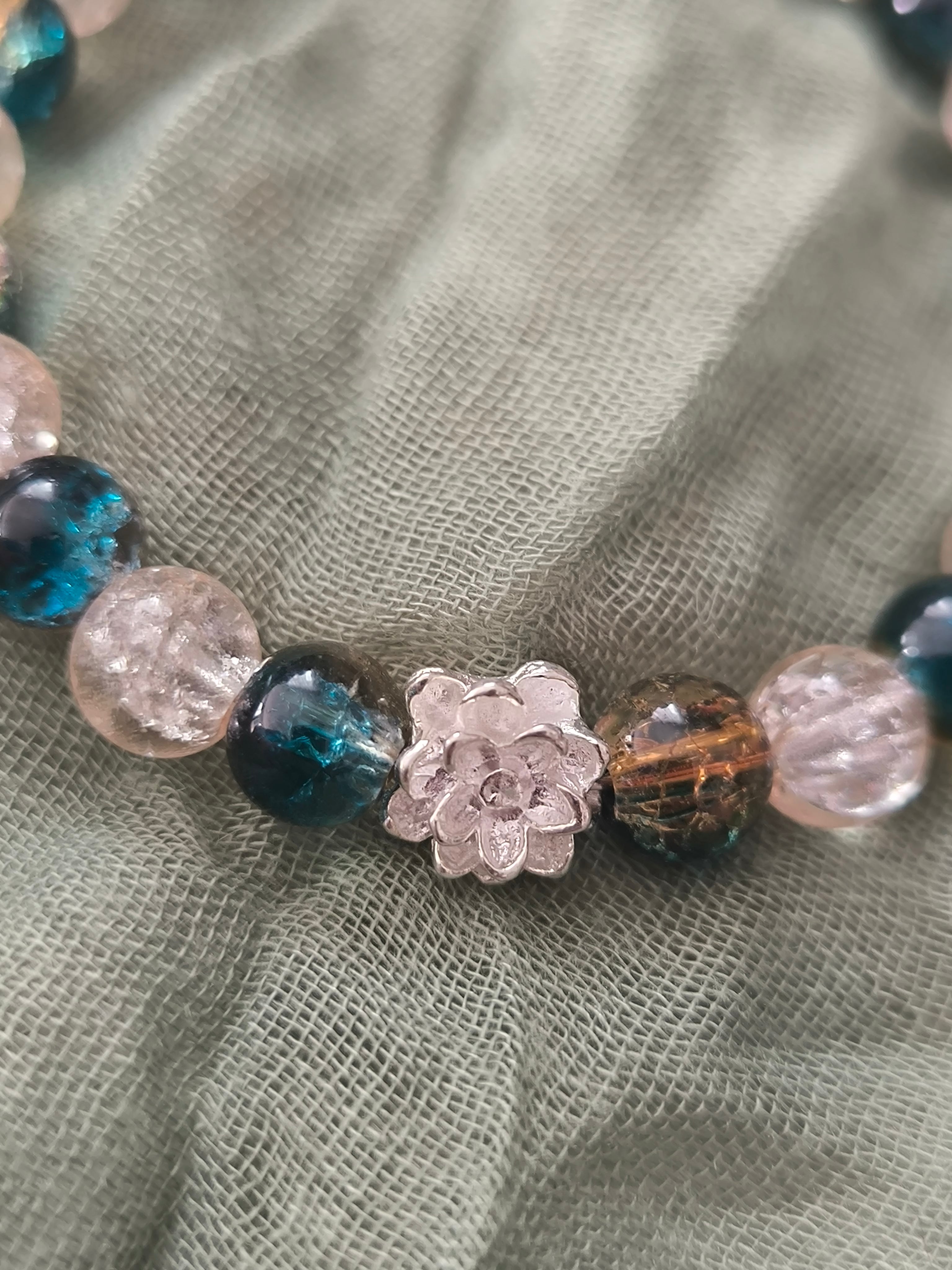 Bracelet rigide en perles en verre et fleur en acier inoxydable argenté