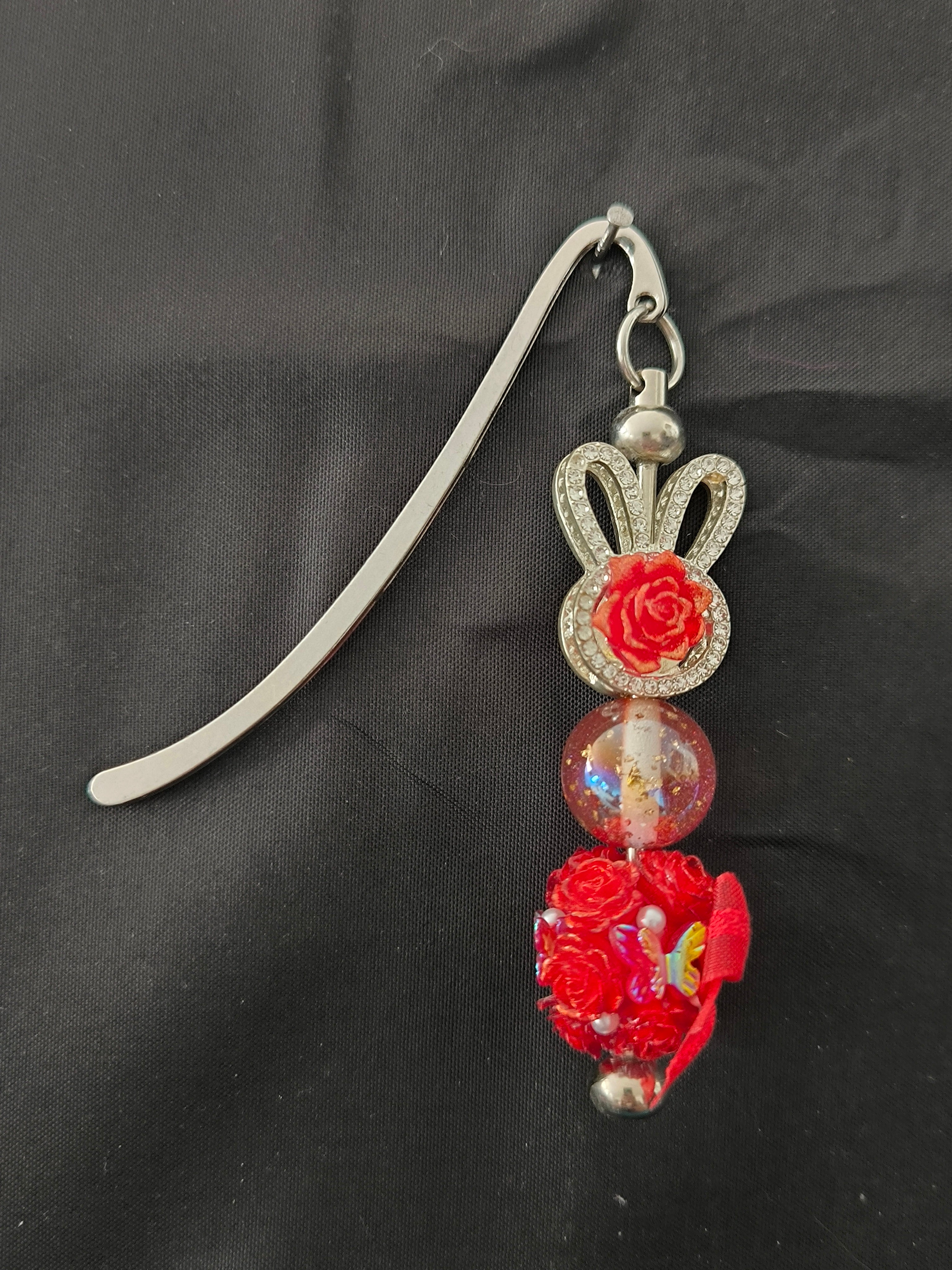 Marque-page en perles fait main – Lapin & Fleur en acier