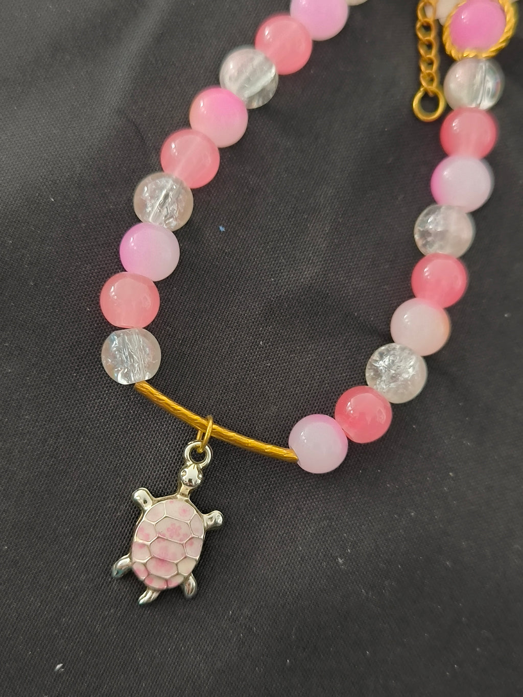 Bracelet artisanal perles de verre rose & pendentif tortue – Acier doré | Les Créas de Steffy