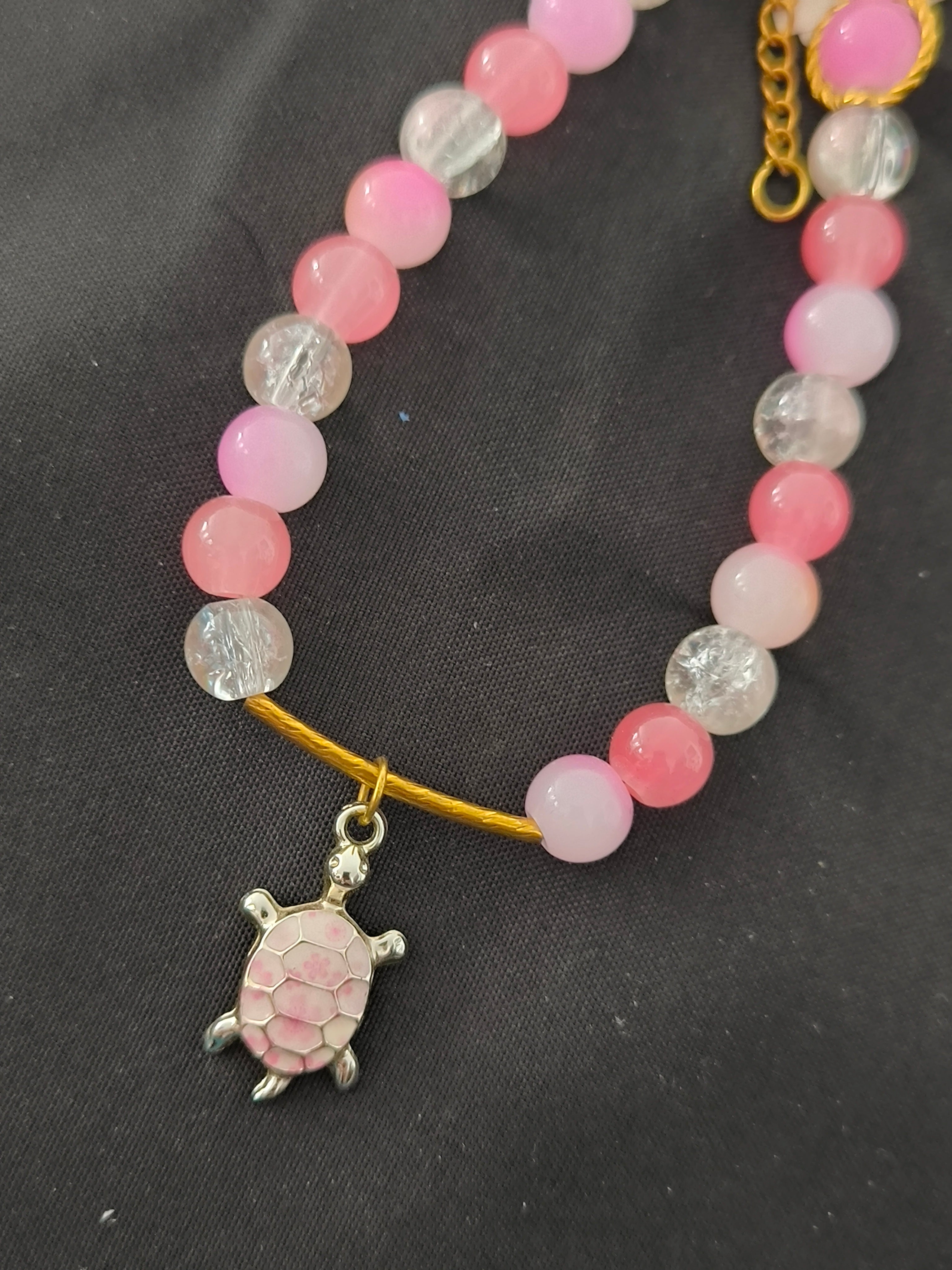 Bracelet artisanal perles de verre rose & pendentif tortue – Acier doré | Les Créas de Steffy
