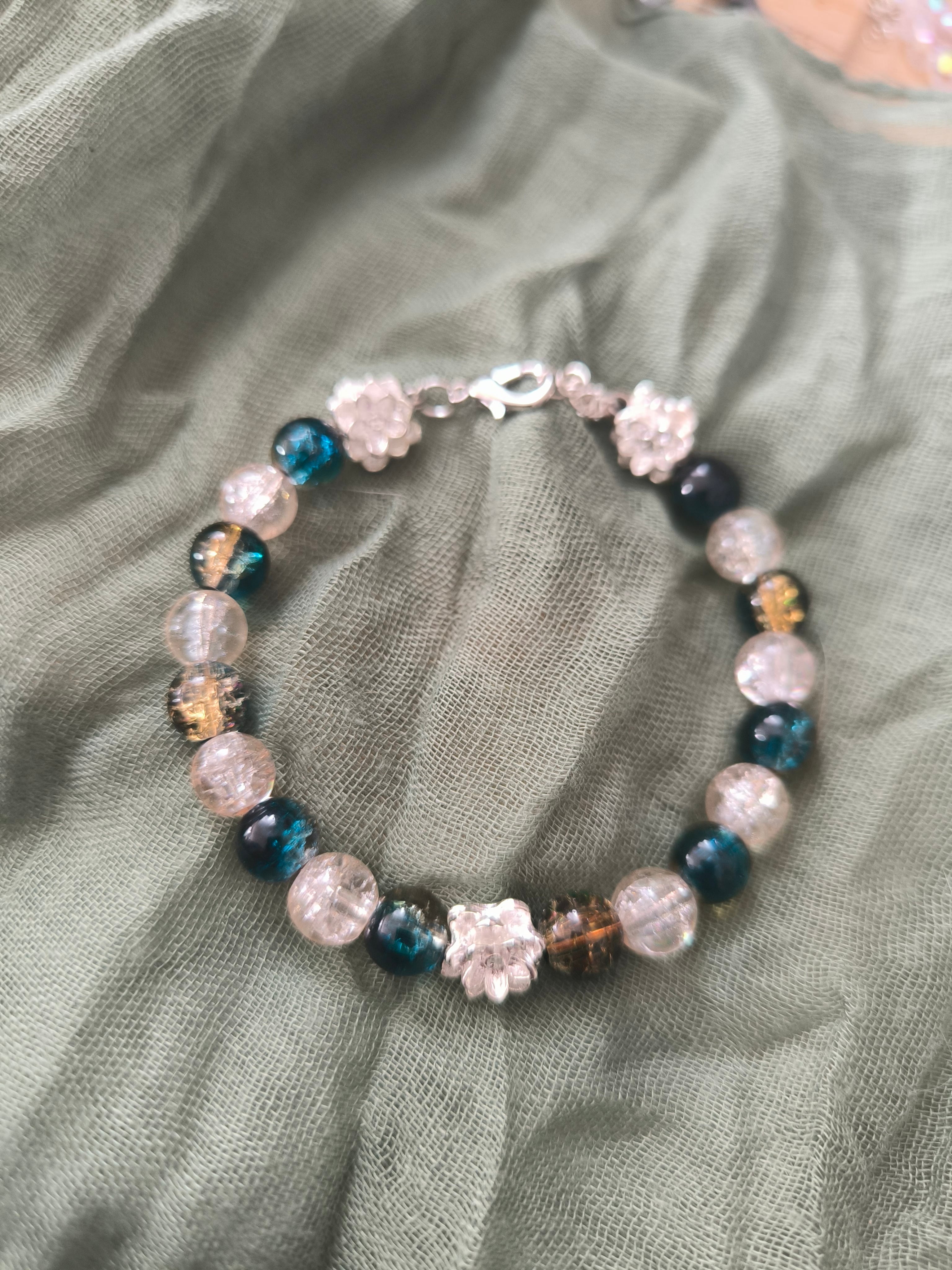 Bracelet rigide en perles en verre et fleur en acier inoxydable argenté