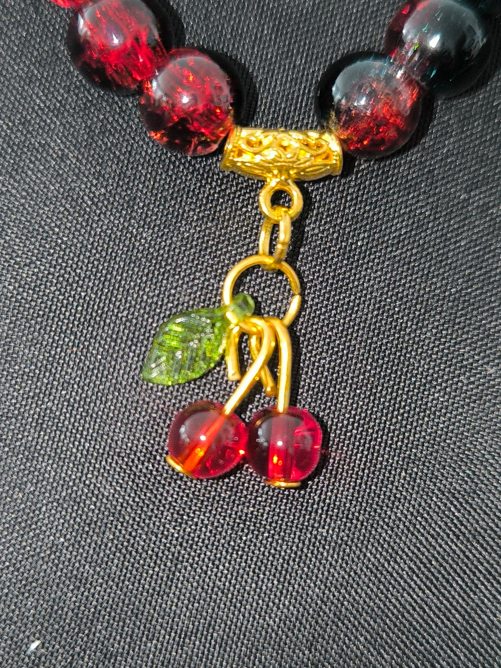 Bracelet artisanal perles de verre noir & rouge – Pampille cerises & acier doré | Les Créas de Steffy