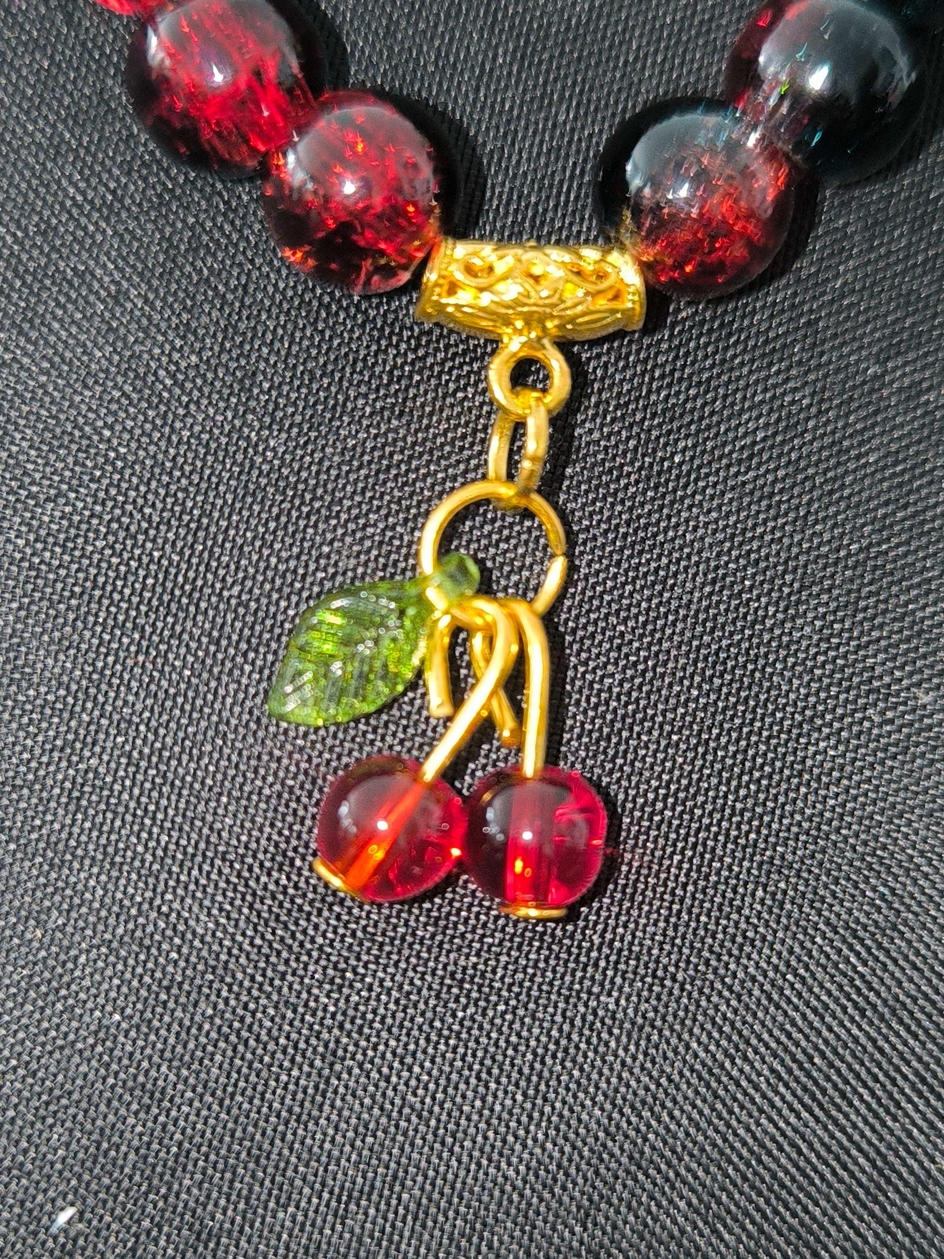 Bracelet artisanal perles de verre noir & rouge – Pampille cerises & acier doré | Les Créas de Steffy