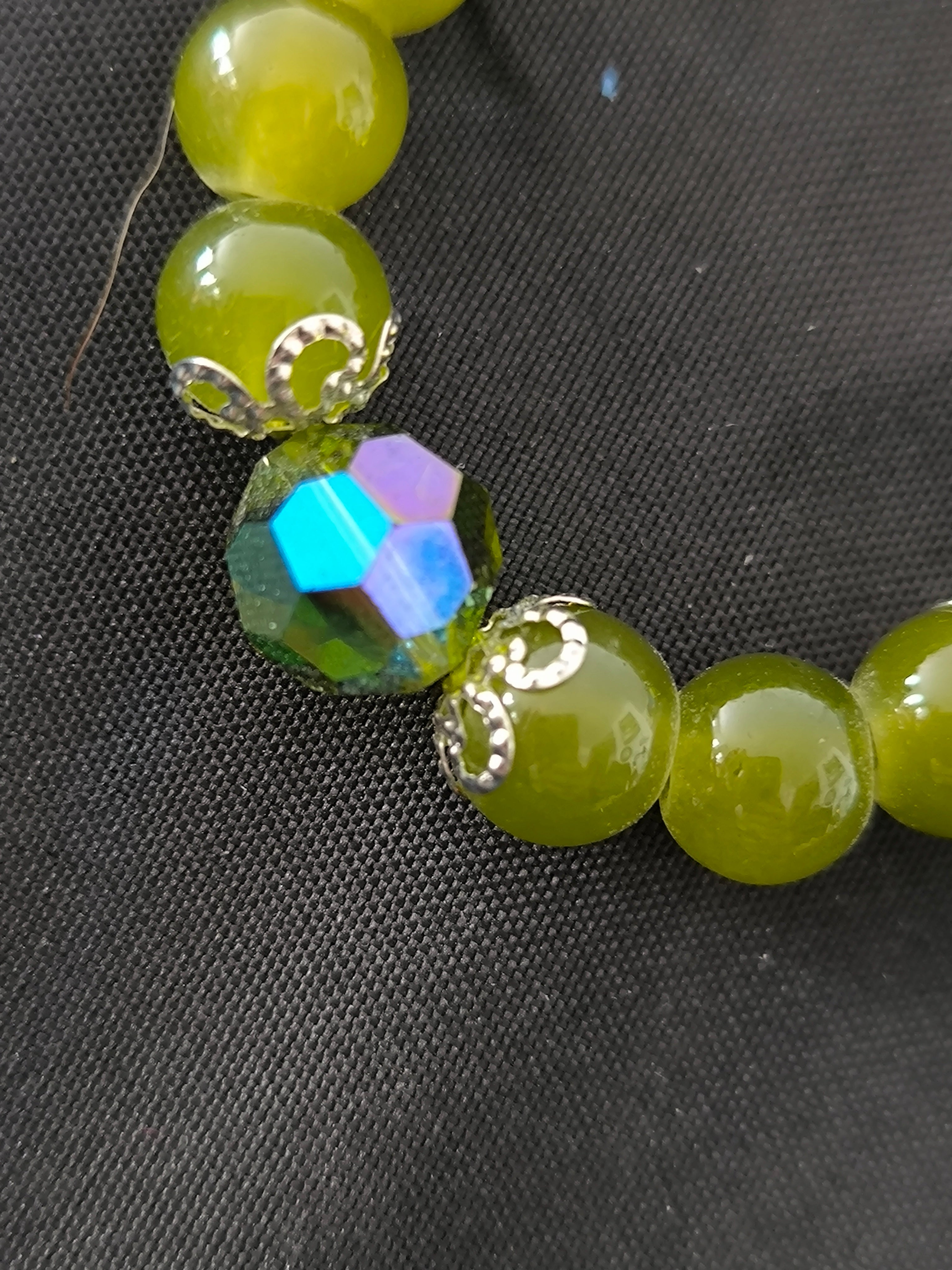 Bracelet en perles de verre vert kaki fait main – Acier & strass