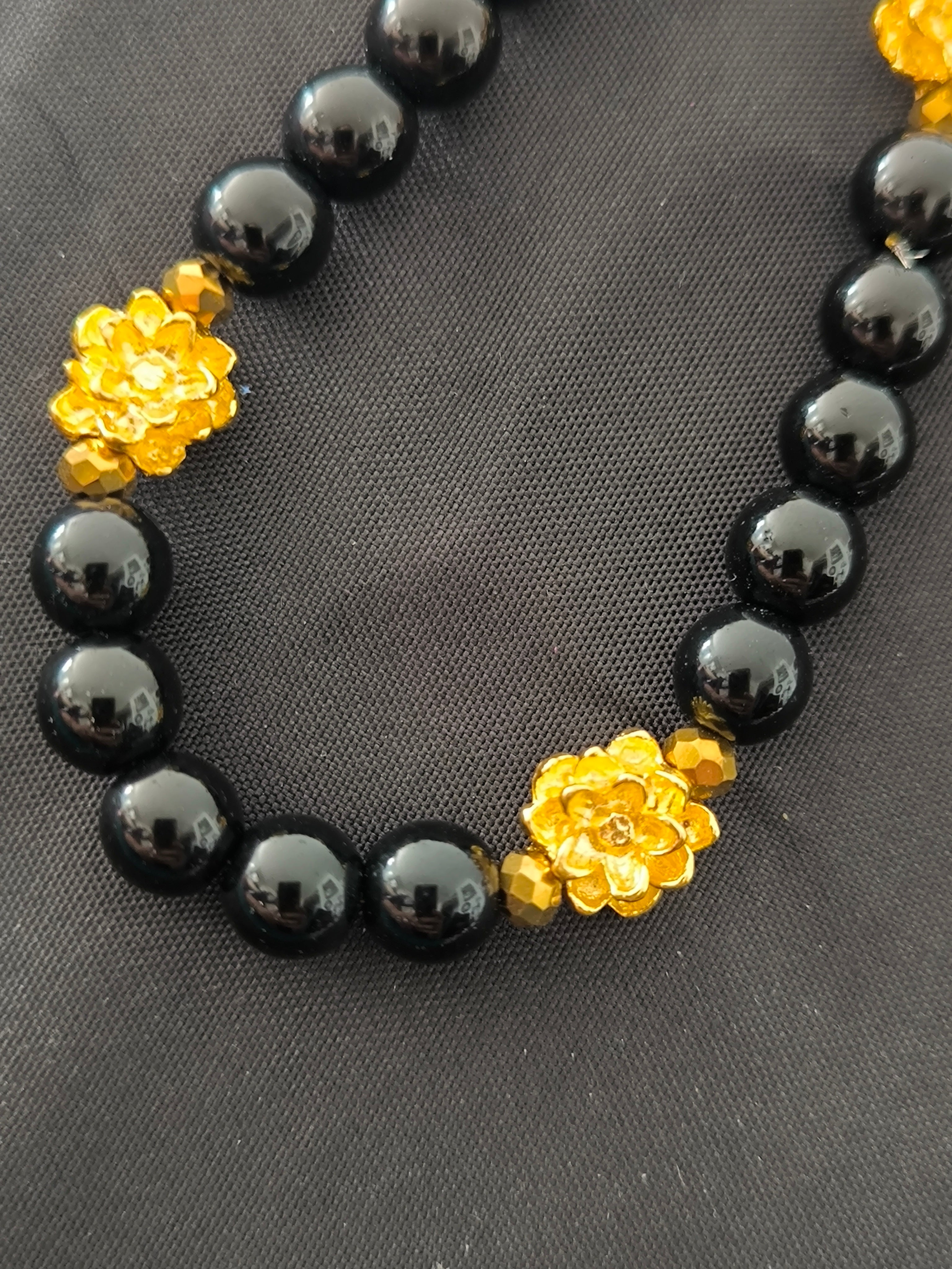Bracelet Perles de Verre Noir & Fleur Dorée – Fait Main France