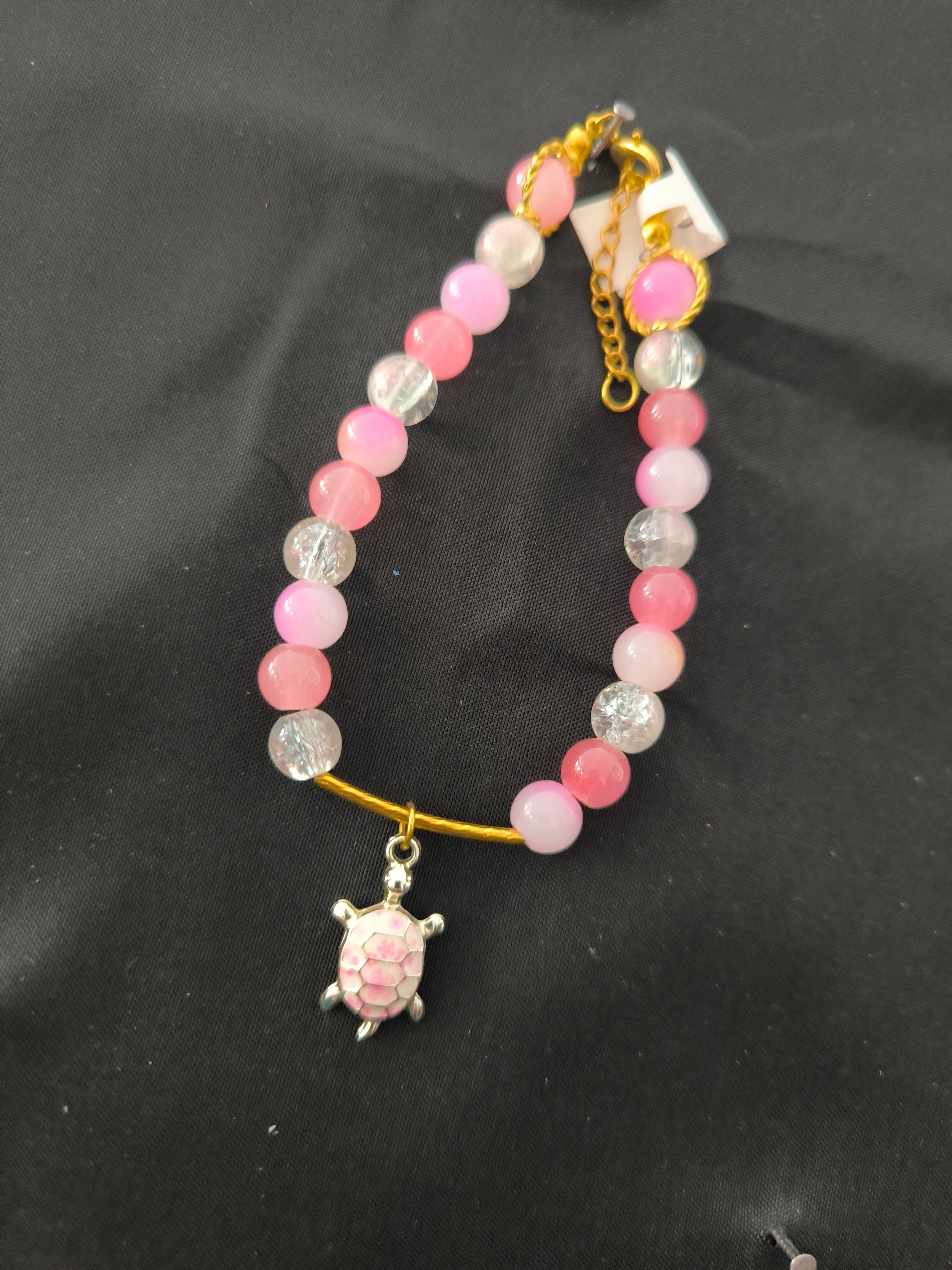 Bracelet artisanal perles de verre rose & pendentif tortue – Acier doré | Les Créas de Steffy