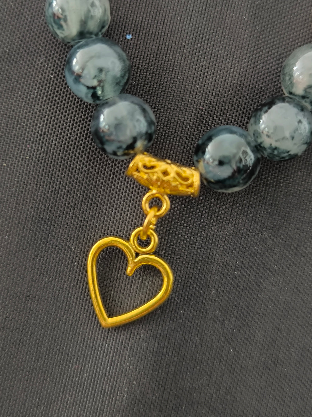 Bracelet Perles de Verre Gris Noir & Cœur Doré – Fait Main France