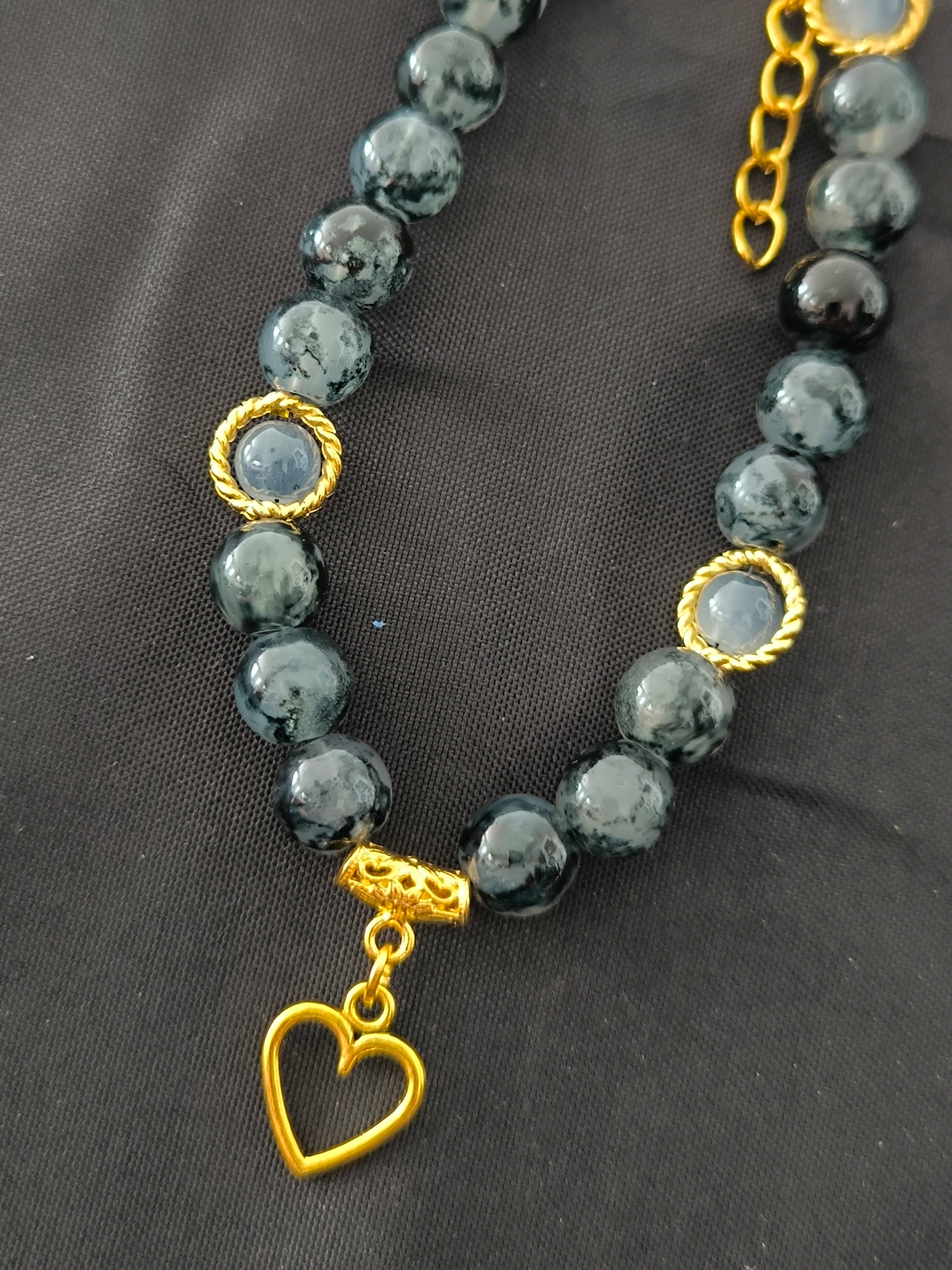 Bracelet Perles de Verre Gris Noir & Cœur Doré – Fait Main France