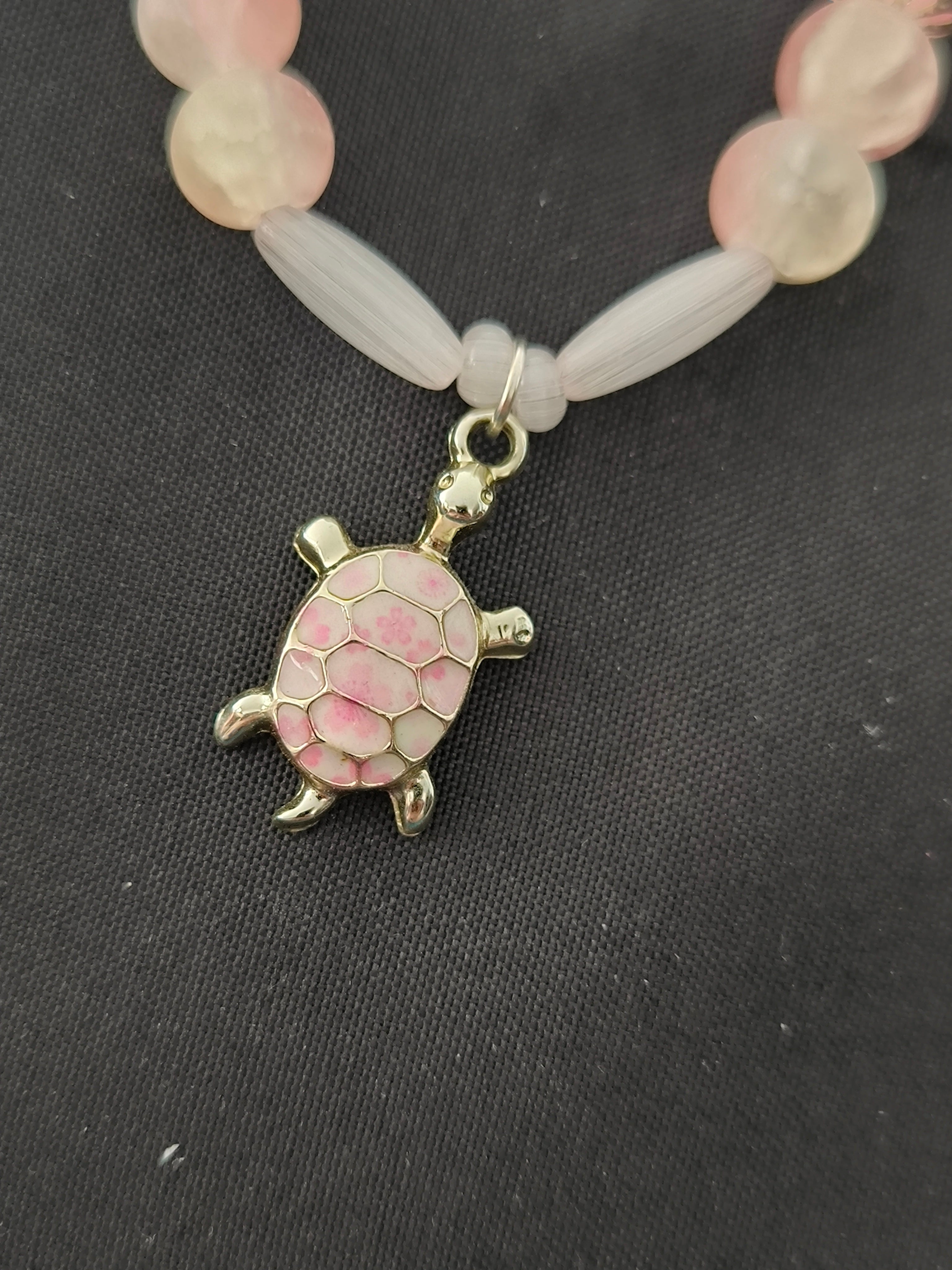 Bracelet artisanal perles de verre rose & tortue – Acier inoxydable argenté | Les Créas de Steffy