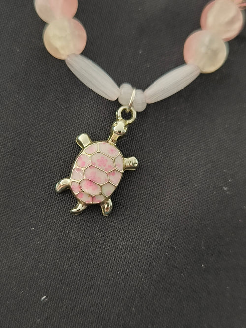 Bracelet artisanal perles de verre rose & tortue – Acier inoxydable argenté | Les Créas de Steffy