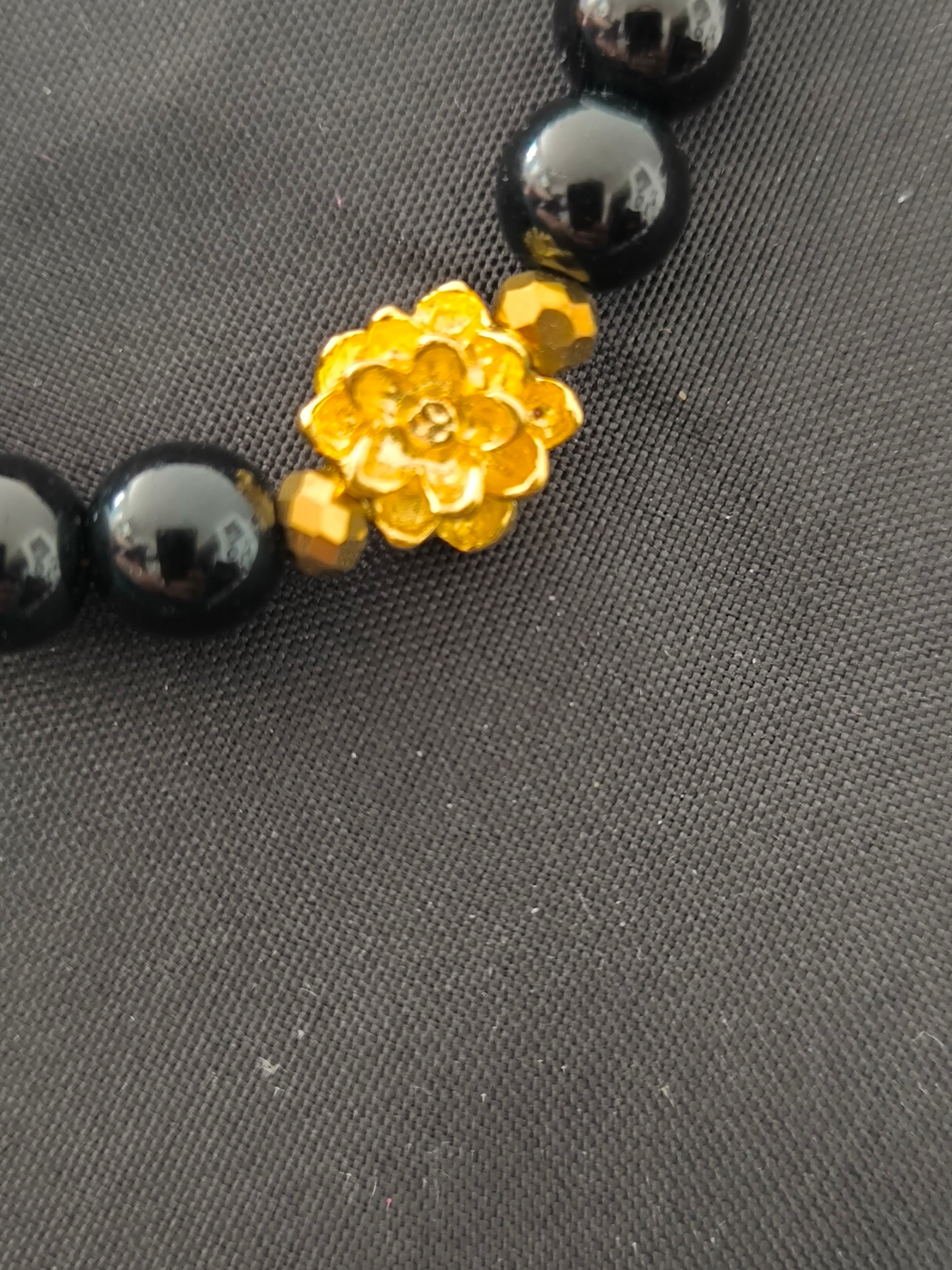 Bracelet Perles de Verre Noir & Fleur Dorée – Fait Main France