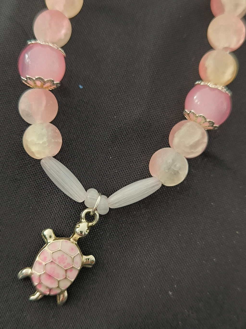 Bracelet artisanal perles de verre rose & tortue – Acier inoxydable argenté | Les Créas de Steffy