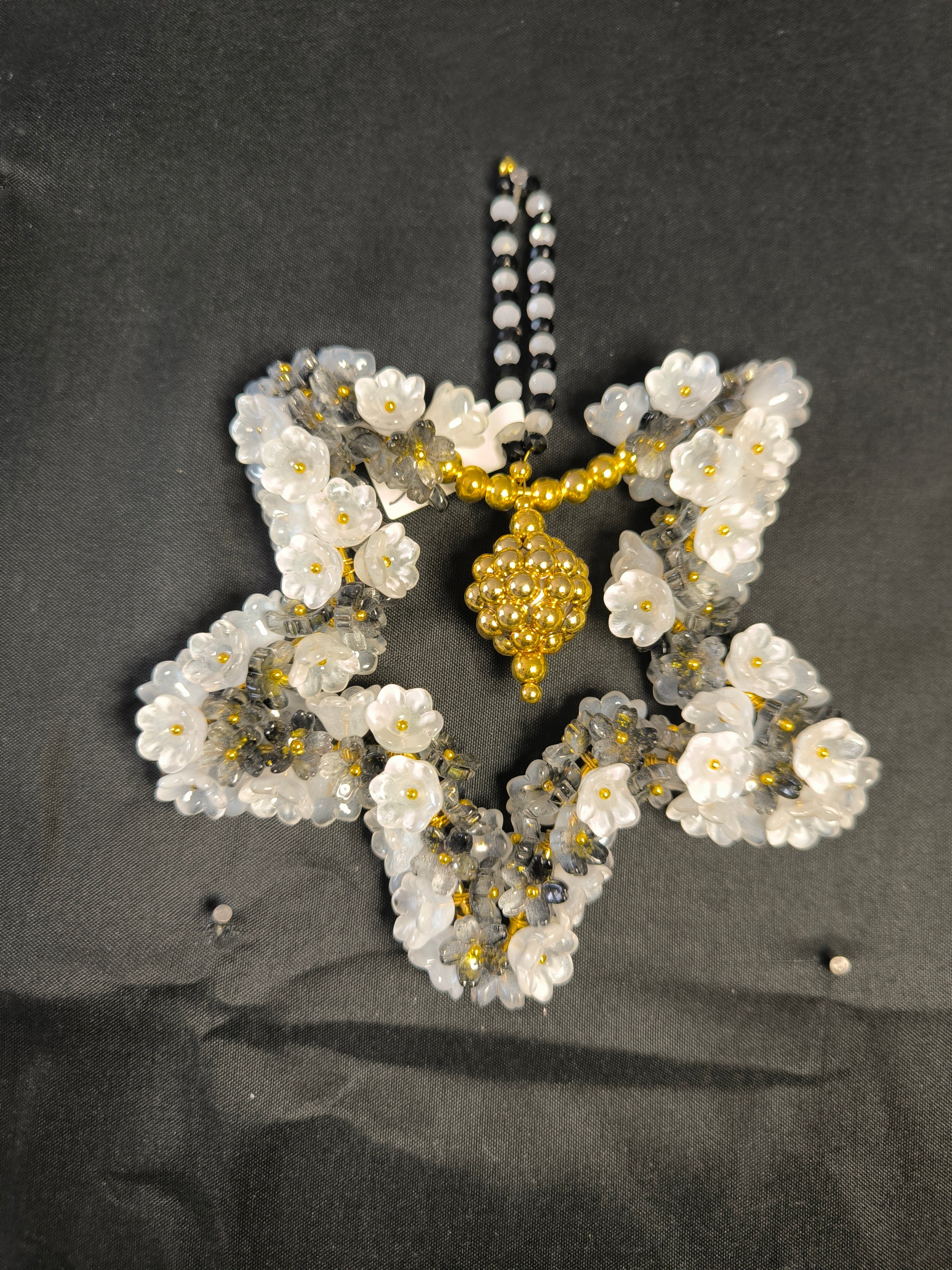 Décoration de Voiture Artisanale en Perles de Verre Fleur – Pièce Unique Fait Main