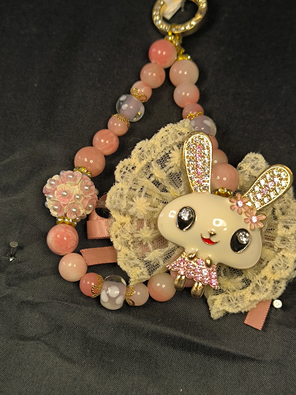 Bijou de téléphone & porte-clés fait main – Lapin, Dentelle & Perles | Les Créas de Steffy