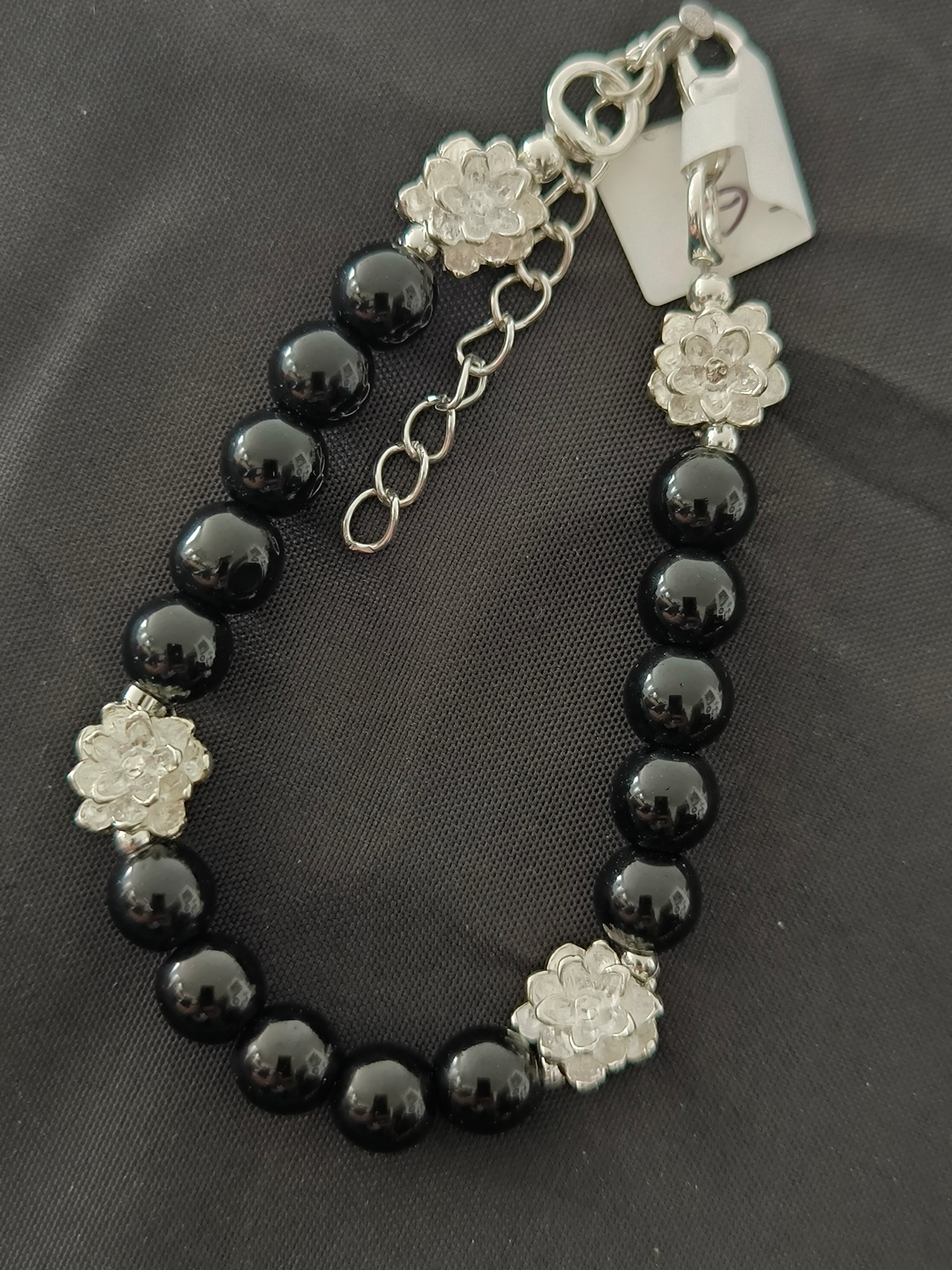 Bracelet artisanal perles de verre noir & fleur acier argenté – Réglable | Les Créas de Steffy