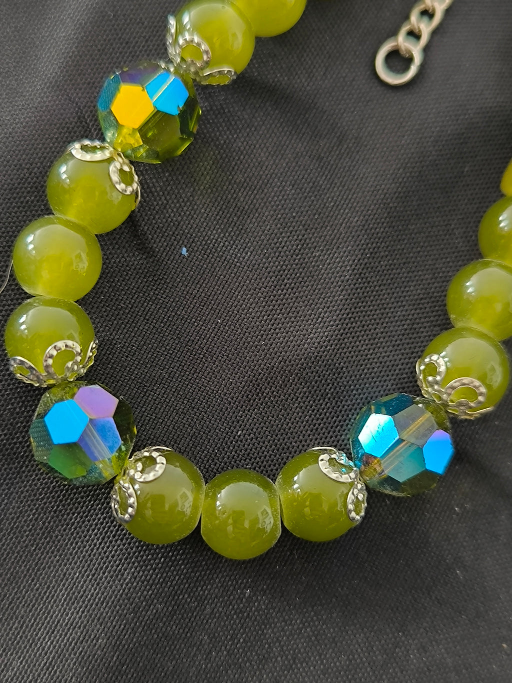 Bracelet en perles de verre vert kaki fait main – Acier & strass
